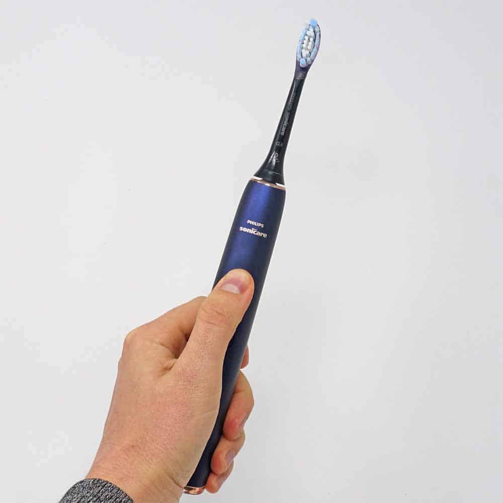 DiamondClean Smart in hand