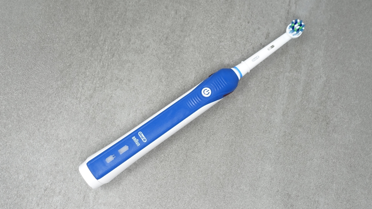 Oral-B Pro 2 2000 laying flat