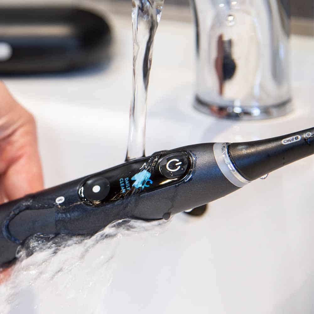 Oral-B iO under running water