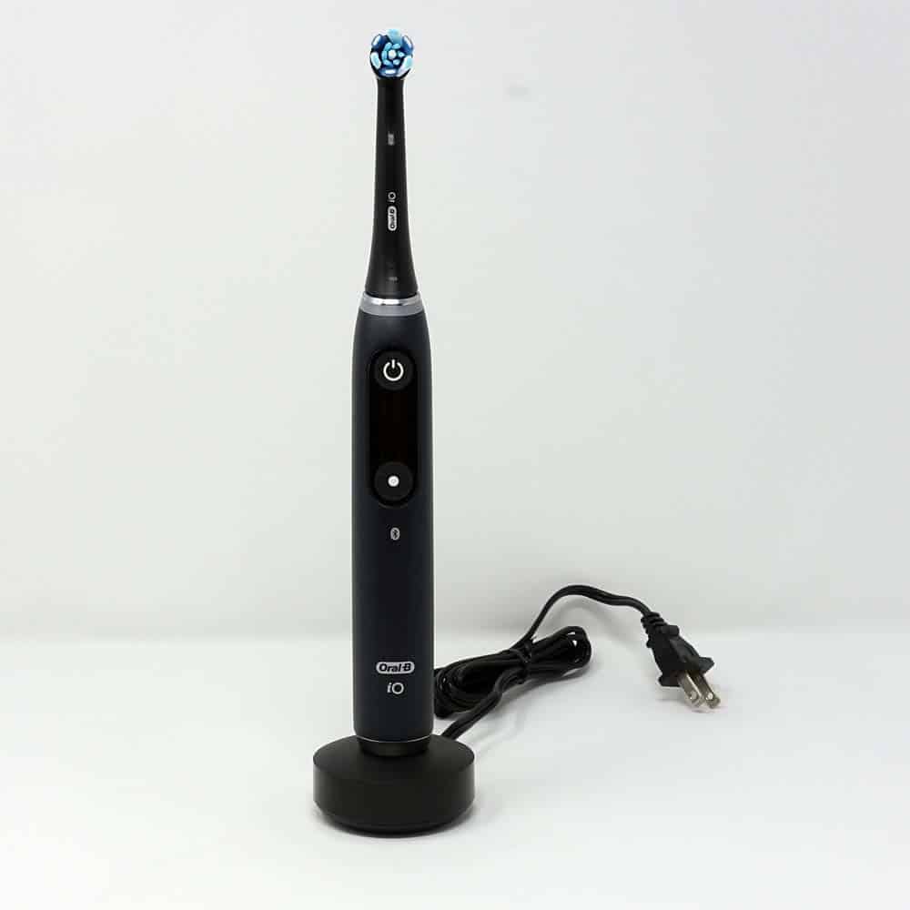 Oral-B iO on magnetic charging stand