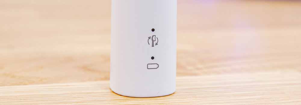 Close up of the batter LED on the Sonicare 3100 Series