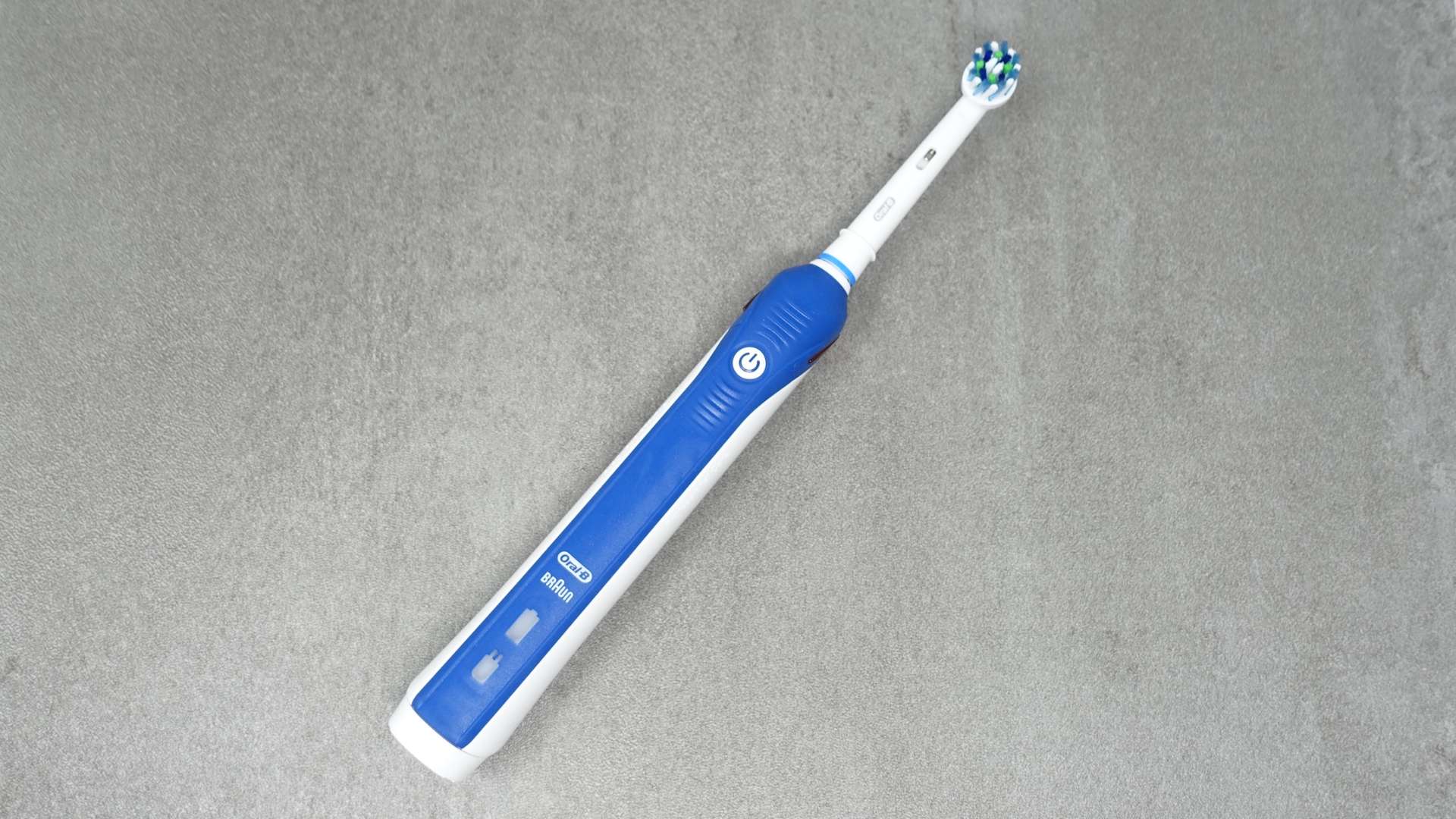 Oral-B Pro 2 2000 lying flat
