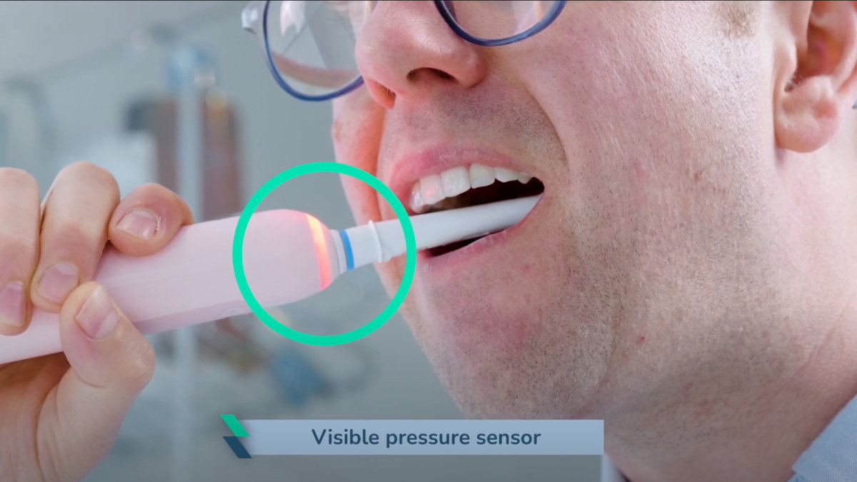 Visible pressure sensor of Oral-B Pro 3 3000 illuminating during testing