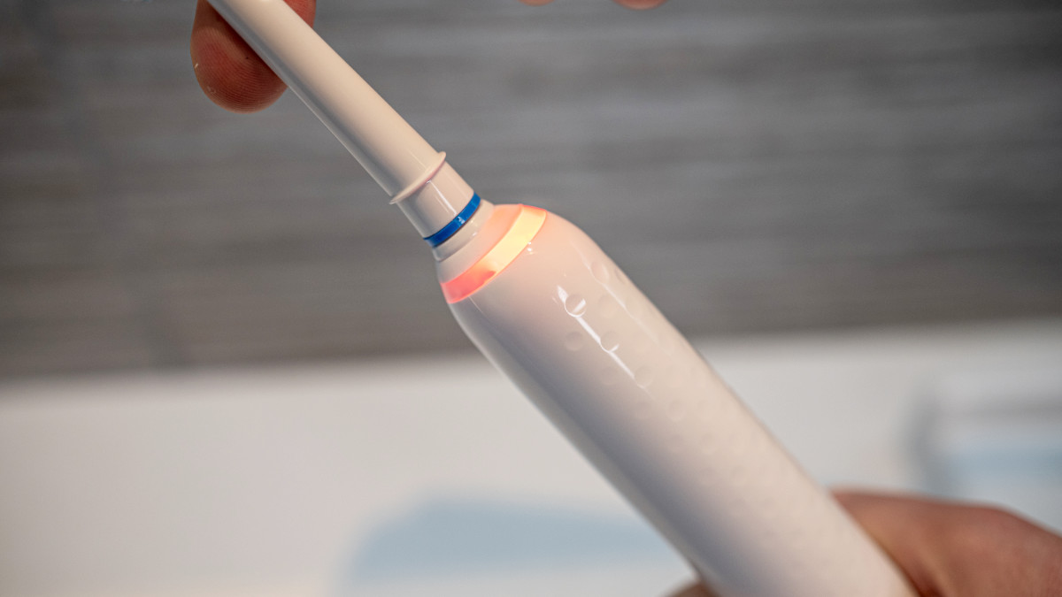 Visible pressure sensor illuminating on the Oral-B Pro 3