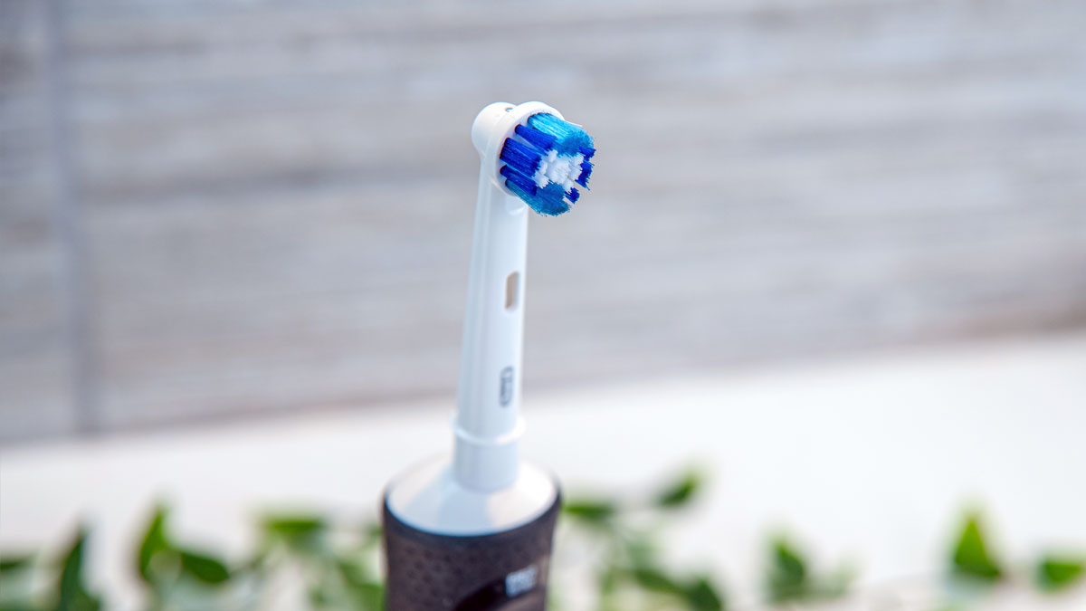 Close up show of the Oral-B Precision Clean brush head on the Oral-B Pro 500
