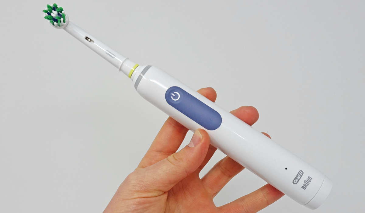 Oral-B Smart 1500 in hand