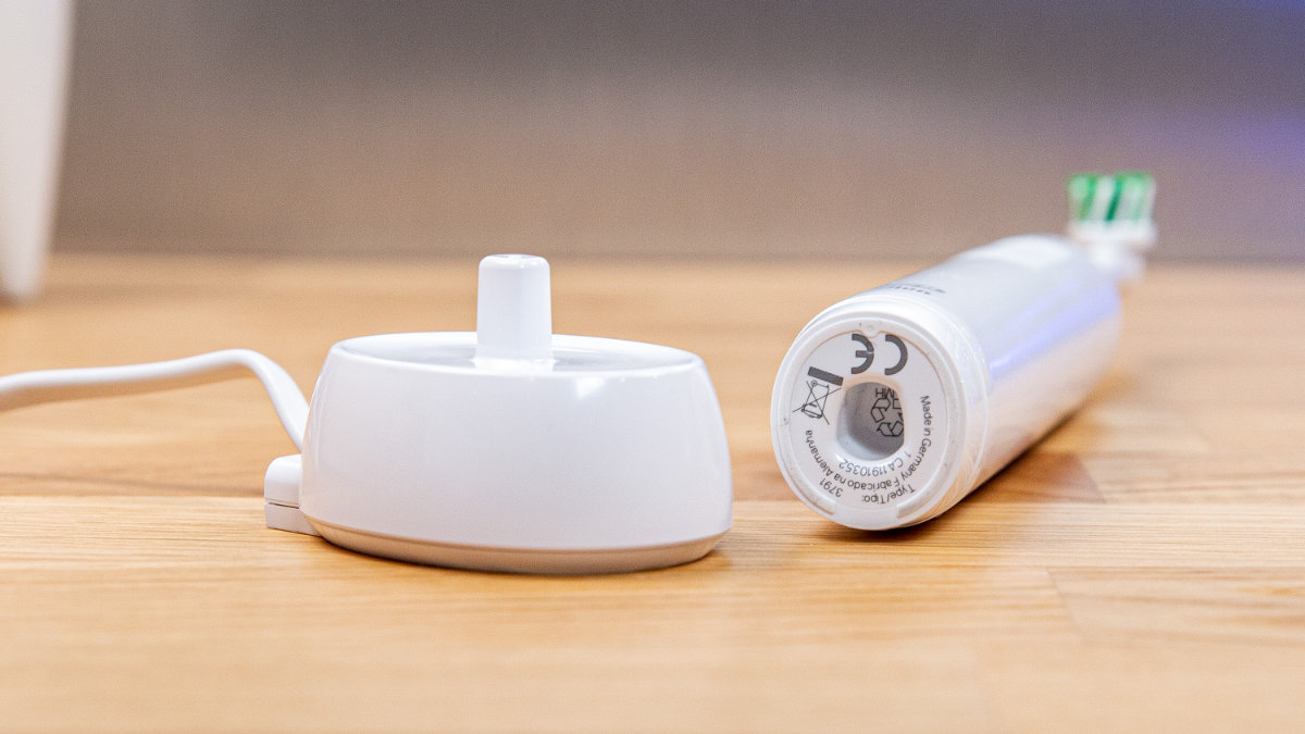 Charging stand for Pro 1000 with toothbrush laid flat